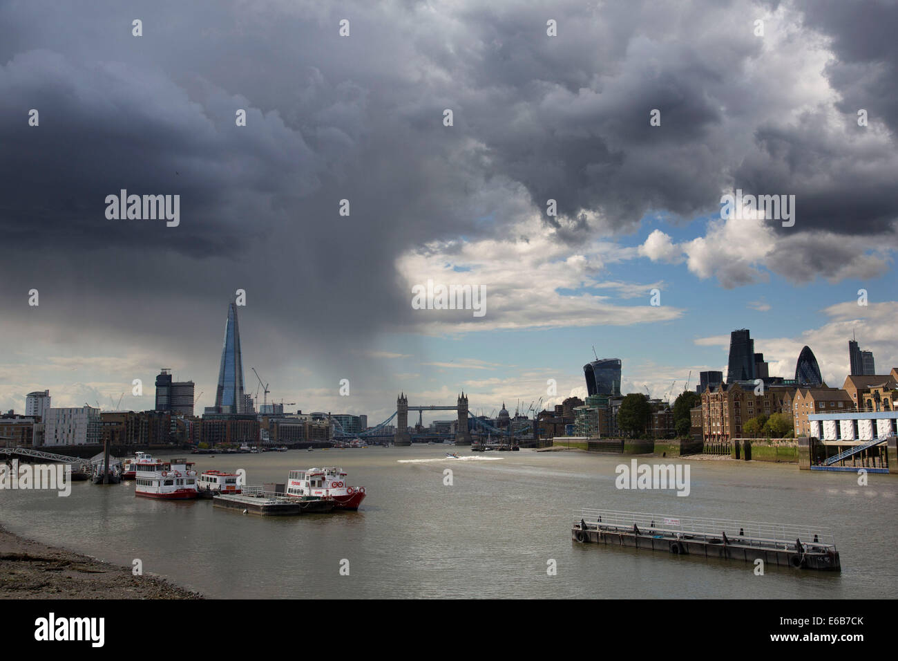 London, UK. 19. August 2014. Eine Regendusche fällt über The Shard, wie der Londoner City in der Sonne unter blauem Himmel trocken bleibt. Sommer 2014 hat eine stürmische Saison aus zwei Hälften mit viel plötzlicher Regen Sturm gefolgt von hellen sonnigen Wetter gewesen. Bildnachweis: Michael Kemp/Alamy Live-Nachrichten Stockfoto