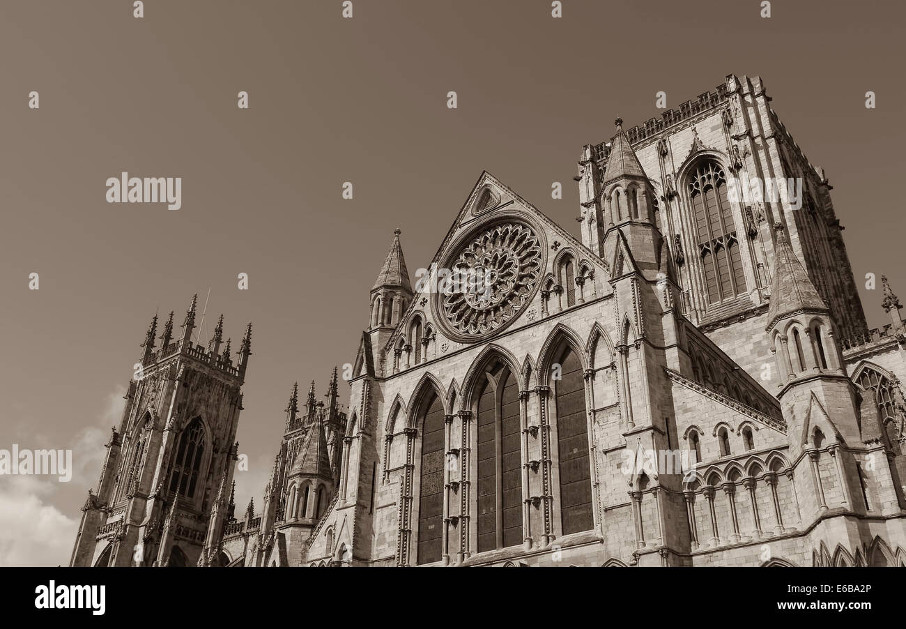Sepia getönten Ansicht des York Minster am Sommertag Stockfoto