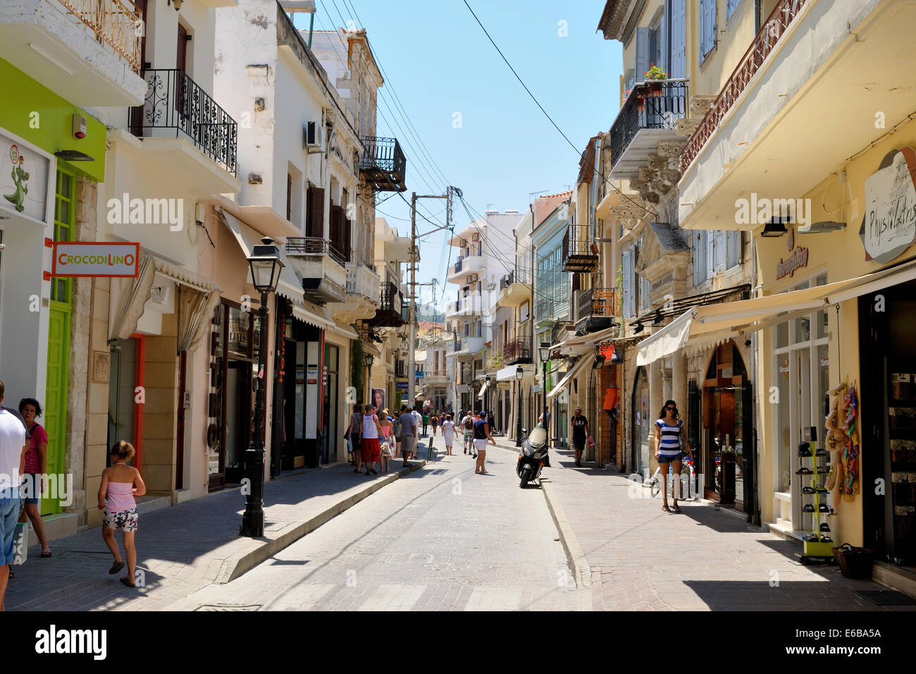 RETHYMNO, Griechenland - Juli 11: Straße Arkadiou am 11. Juli 2013 in Stadt Rethymno, Kreta, Griechenland Stockfoto
