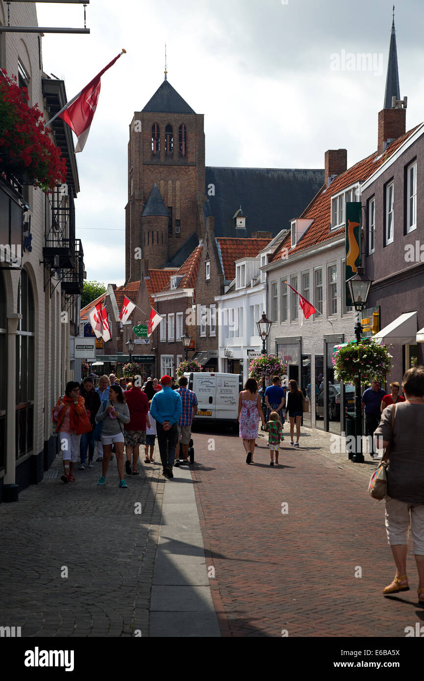 Einkaufsstraße in niederländische Stadt Sluis, Zeeland, Niederlande Stockfoto