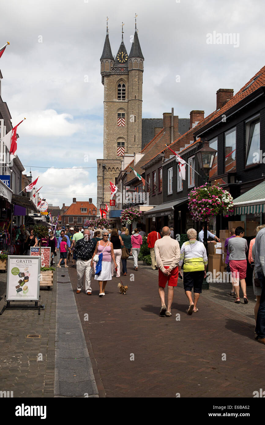 Einkaufsstraße in niederländische Stadt Sluis, Belfort im Hintergrund, Zeeland, Niederlande Stockfoto