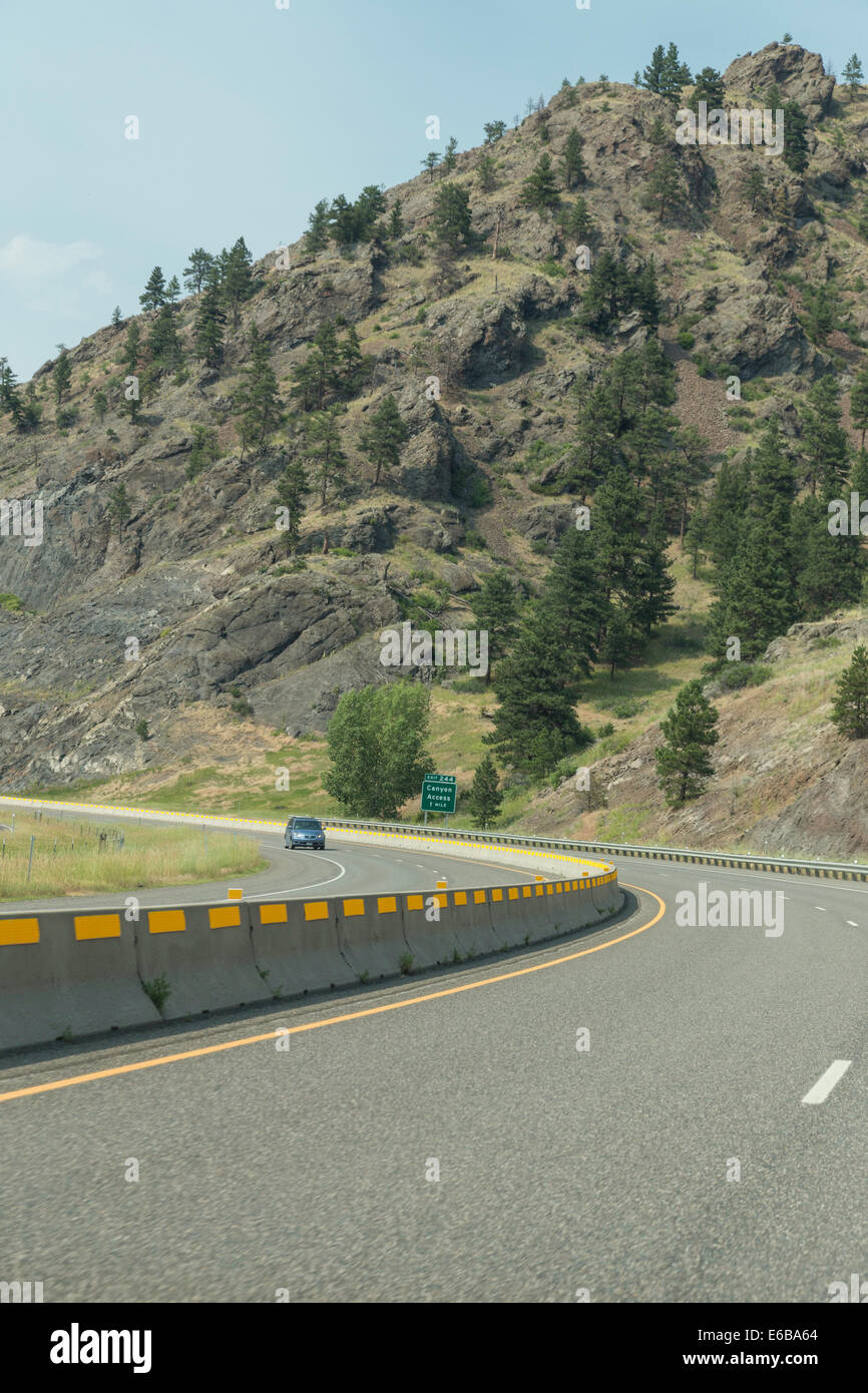 Verkehrssperre mit gelber Beleuchtung Patches, geschwungene Landstraße, Interstate 15, Montana, USA Stockfoto