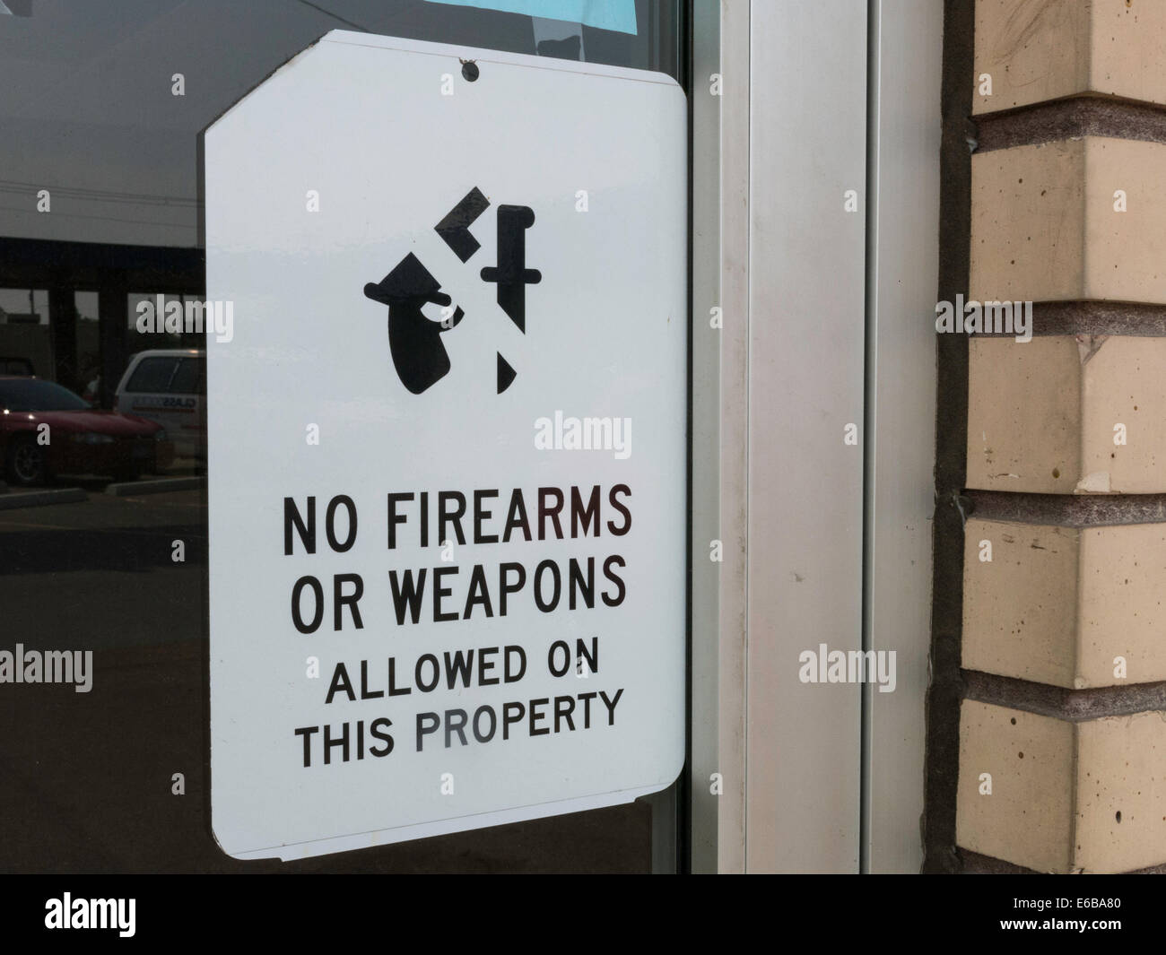Keine Waffen oder Waffen erlaubt auf diese Eigenschaft Schild in Montana, USA Stockfoto