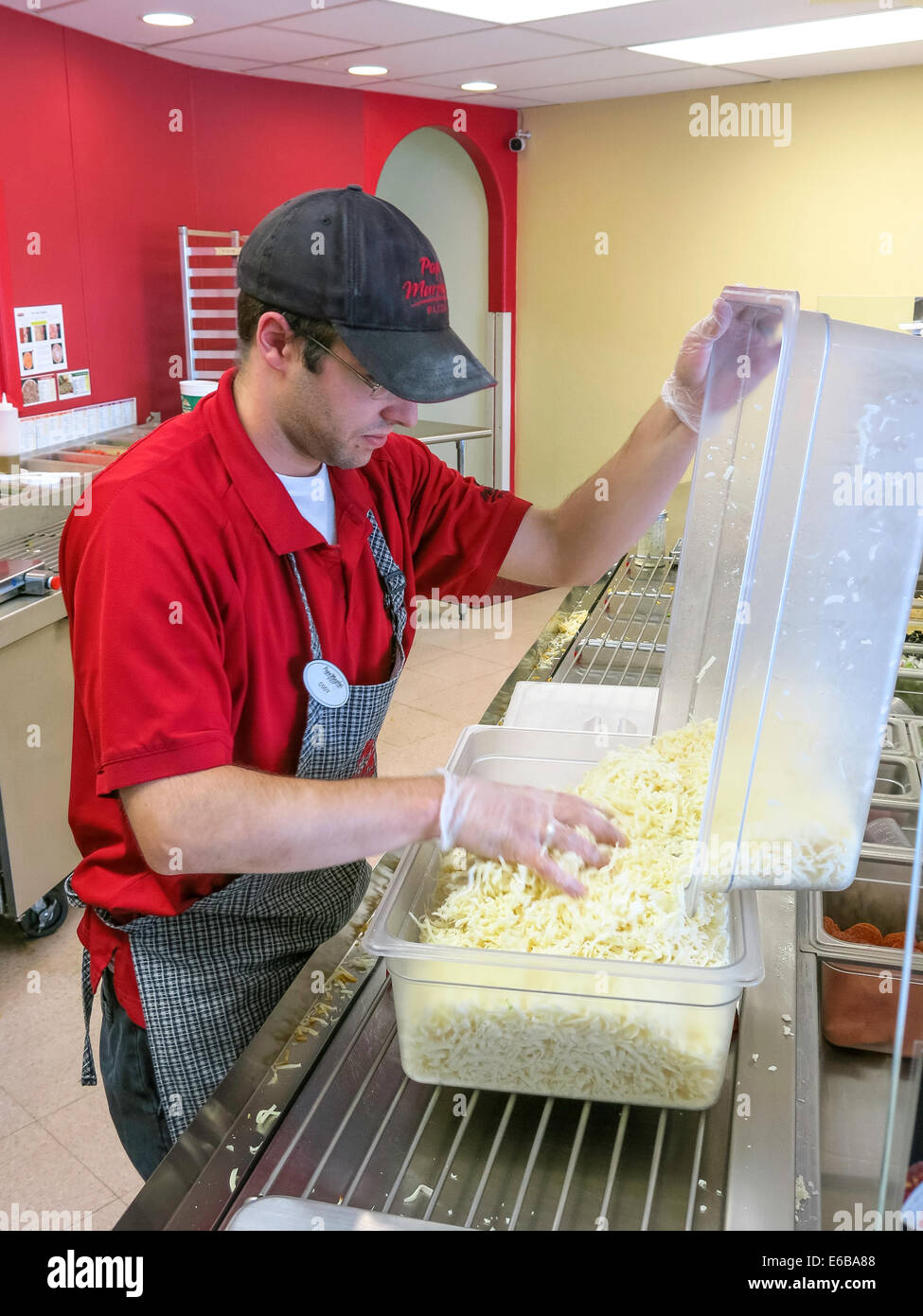 Small Business Inhaber der Pizzeria (Pizzeria) Füllung geriebenen Käse bin, USA Stockfoto