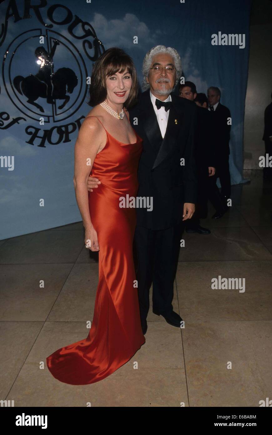 ANJELICA HUSTON mit Ehemann Robert Graham.Carousel Hope Everly Hilton Hotel, Ca. 2000.k20234fb. (Kredit-Bild: © Fitzroy Barrett/Globe Fotos/ZUMA Draht) Stockfoto
