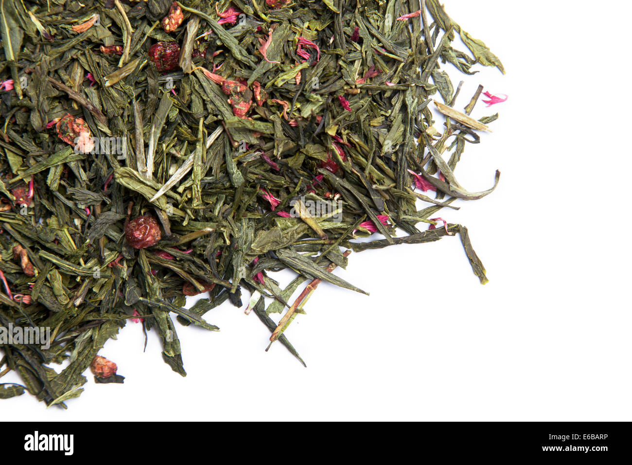 Sencha Grüntee Blätter mit Beeren - isolierte Studio gedreht Stockfoto