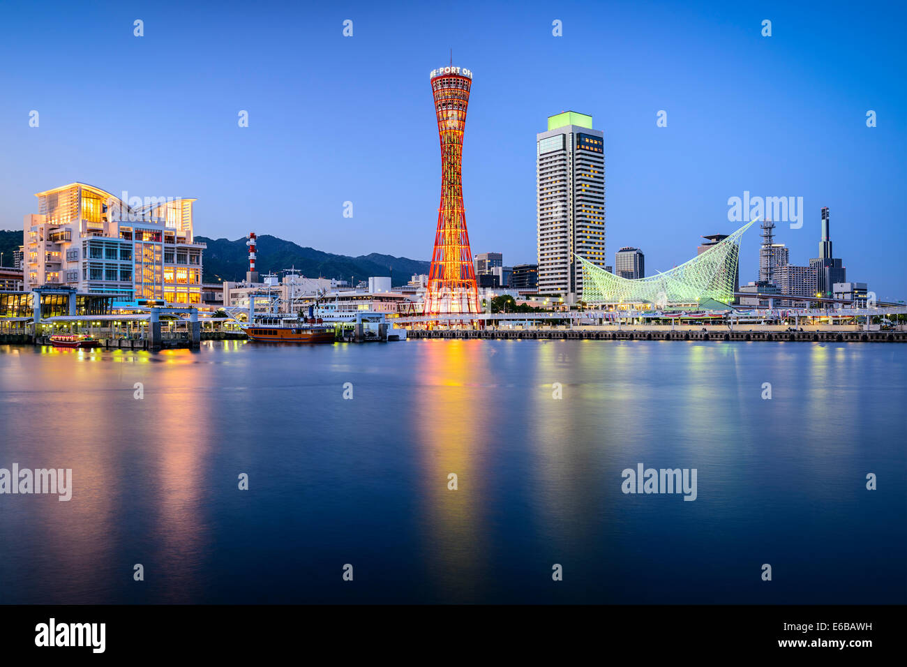 Skyline von Kobe, Japan am Hafen. Stockfoto