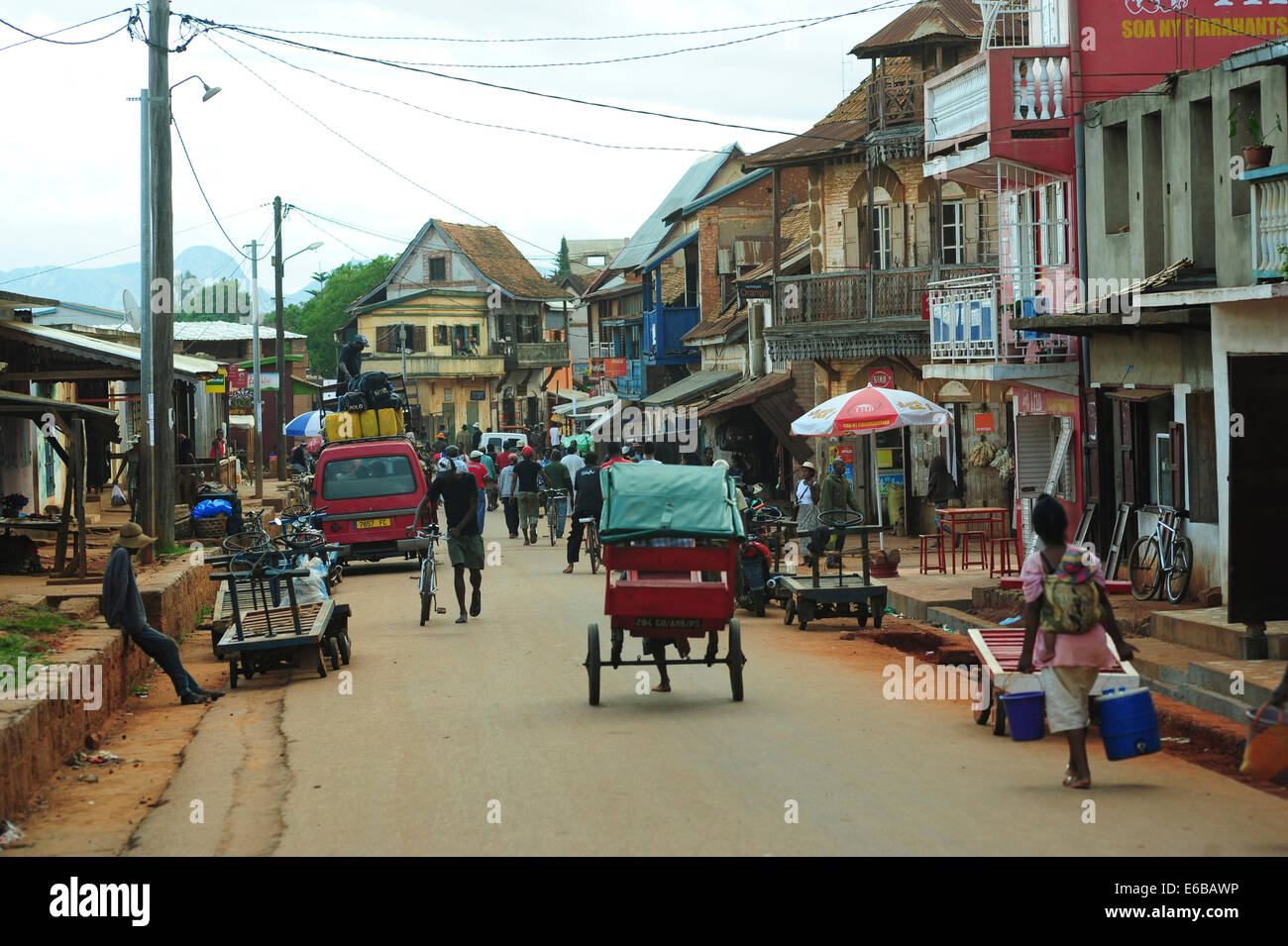 Madagaskar, Ambalavao, Straßenszene mit hölzernen Pousse-Pousse. Stockfoto