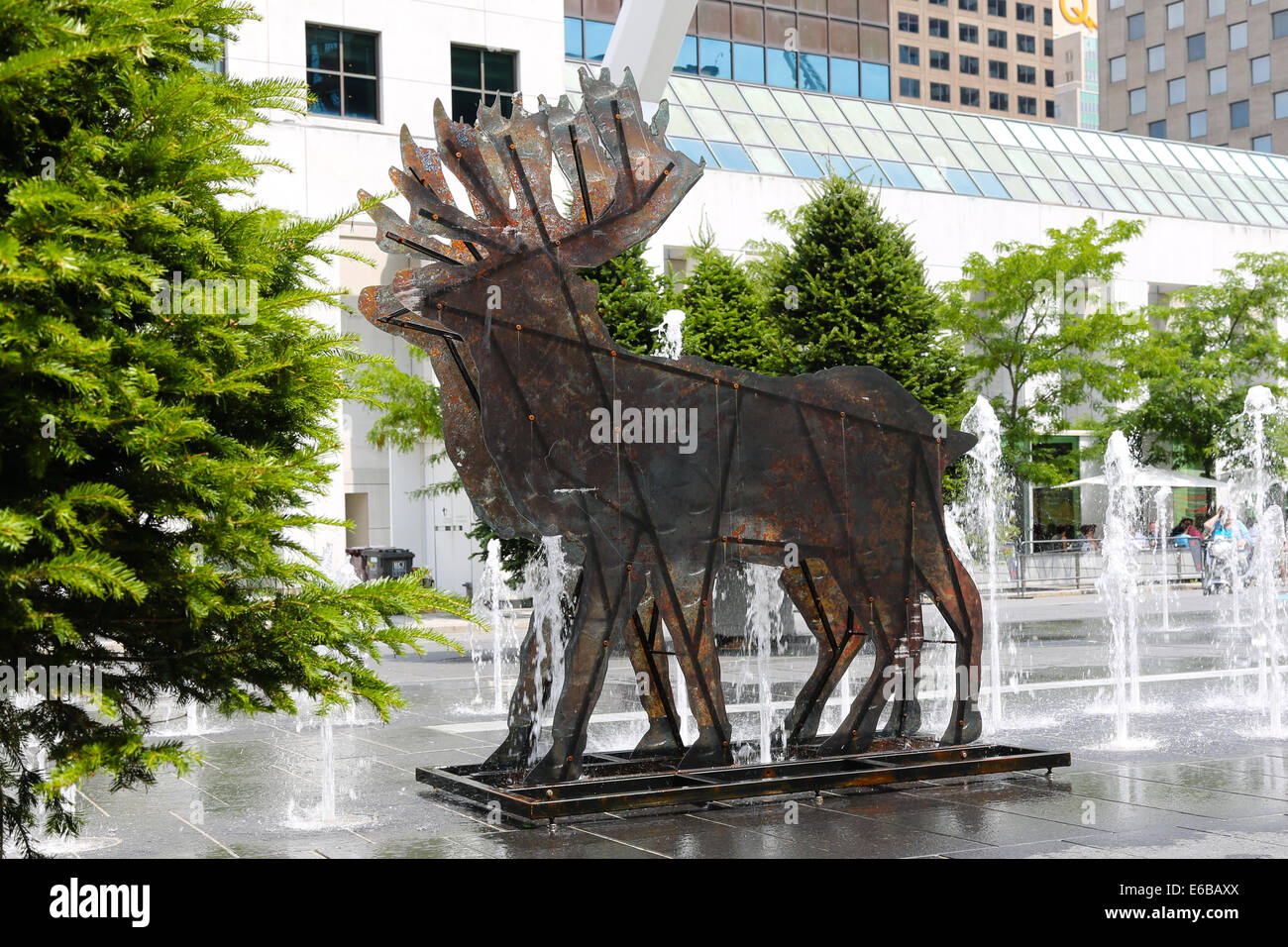 Inuit-Kunst: eine große Metall-Skulptur von einem Elch in Montreal City, Kanada Stockfoto