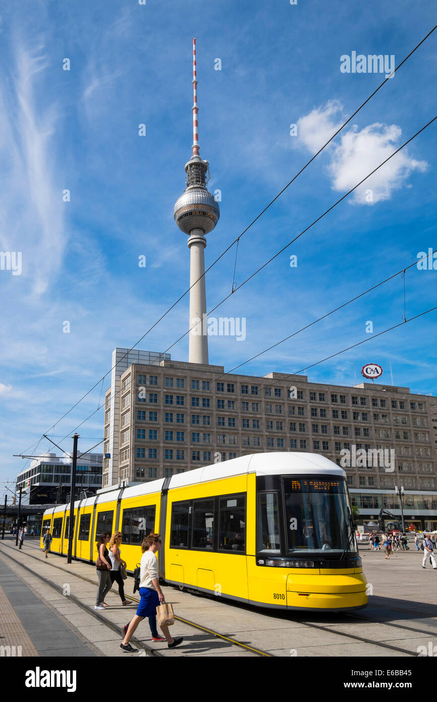 Öffentliche Straßenbahn am Alexanderplatz in Mitte Berlin Deutschland Stockfoto