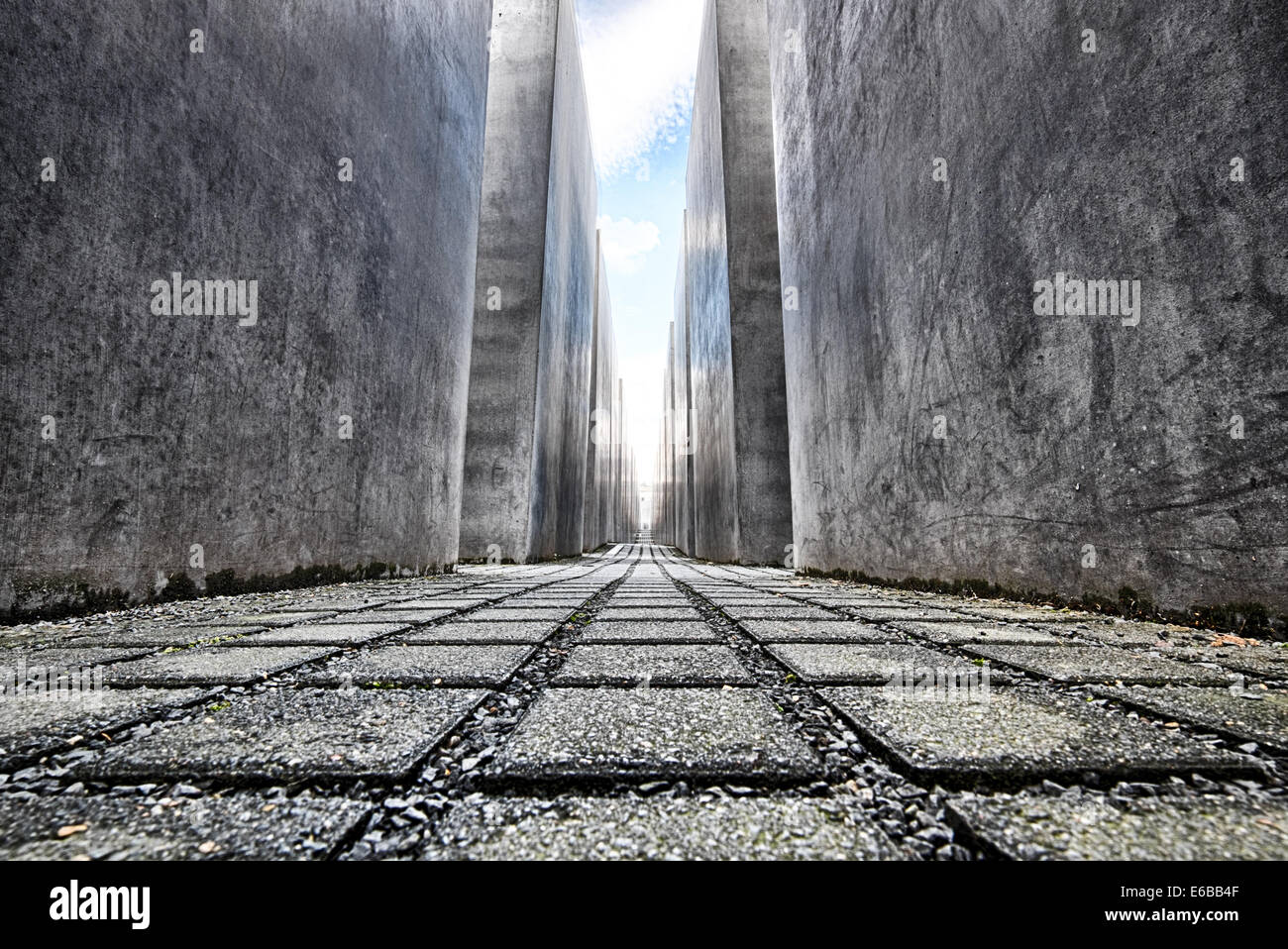 Blick ins Innere der Holocaust-Mahnmal (Denkmal für die ermordeten Juden Europas) in Berlin Deutschland Stockfoto