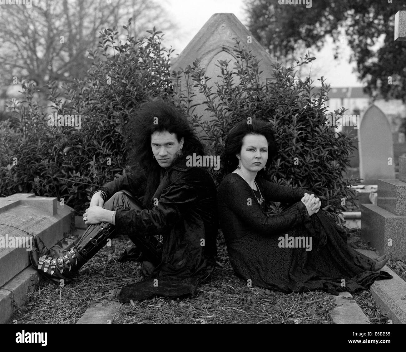 junge Mode Goten gekleidet in schwarz in einer Kirche Friedhof Portsmouth uk Stockfoto