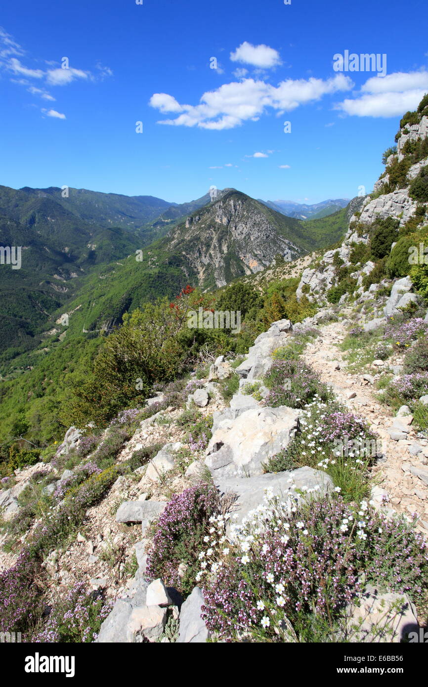 Landschaft des Regionalparks der Prealpes Azur im Hinterland der Côte d ' Azur von Mont-Saint-Martin. Stockfoto