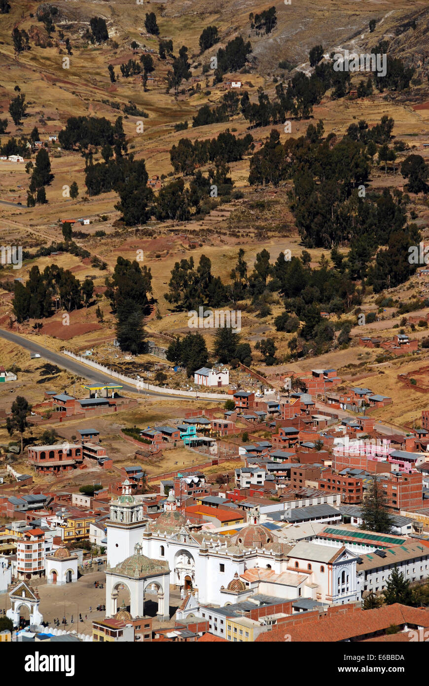 Bolivien, Copacabana, Übersicht der Township von Copacabana, Basilika der Jungfrau von Copacabana, gesehen vom Monte Calvario nach Hause. Stockfoto