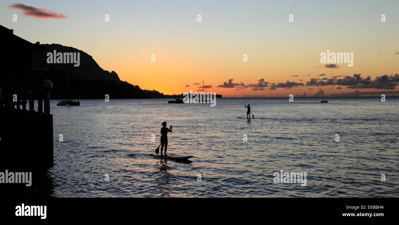 Stand up Paddleboards in Hanalei Bay bei Sonnenuntergang Stockfoto