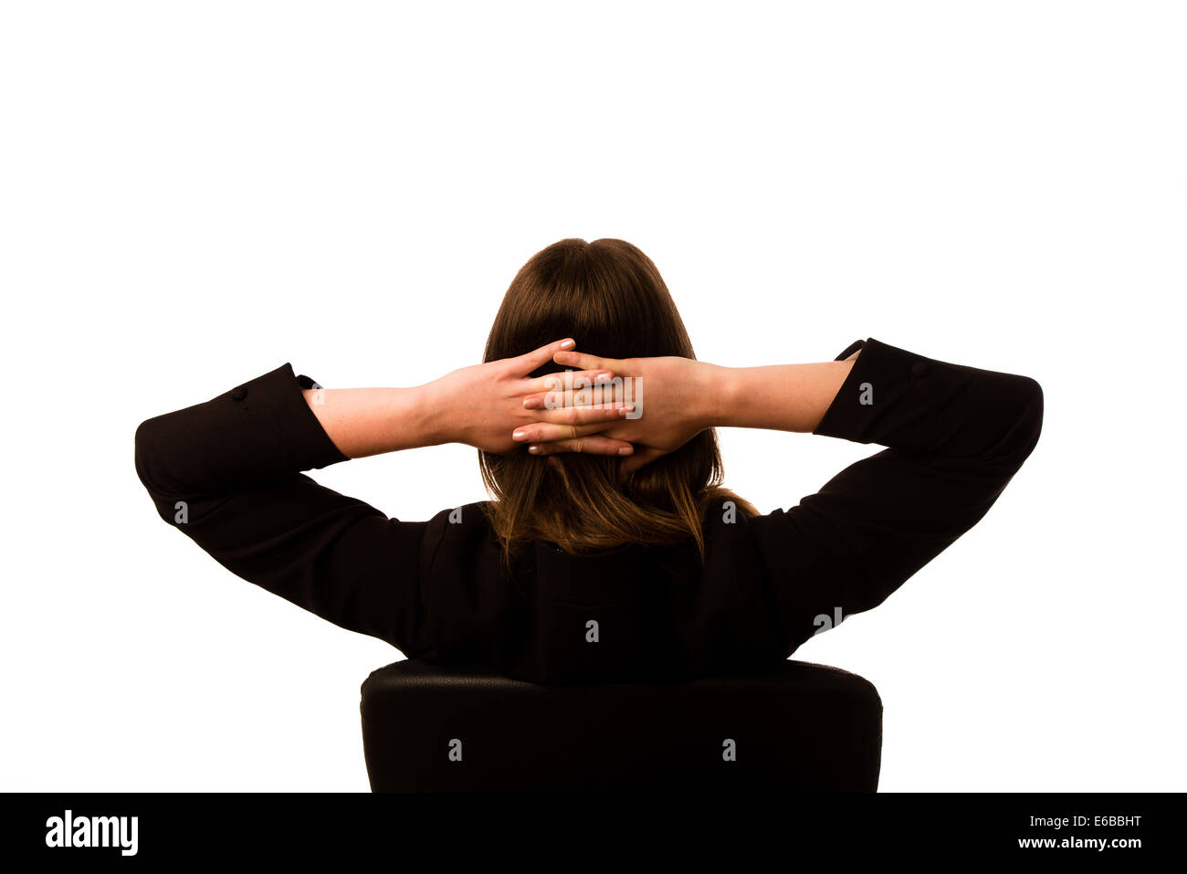 Frau sitzt auf einem Stuhl im Büro über weißen isoliert Stockfoto