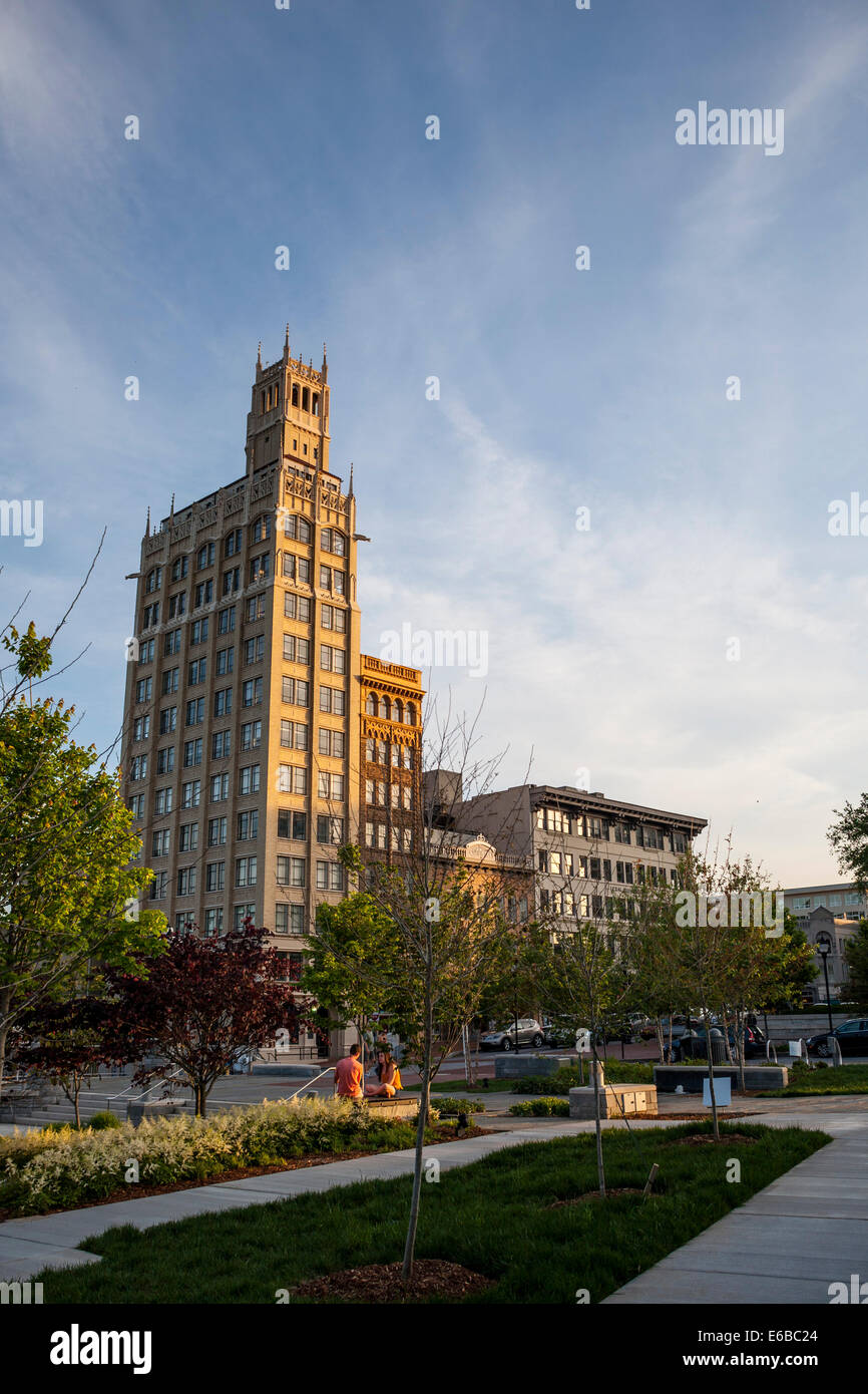 USA, NC, Asheville. Jackson, Gebäude und Pack Square Park in der Innenstadt von Asheville. Stockfoto