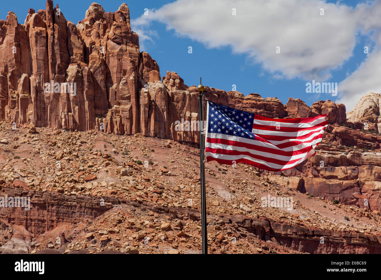 USA, Utah, Torrey, Capitol Reef National Park, US-Flagge mit Felsformationen aus Sandstein. Stockfoto