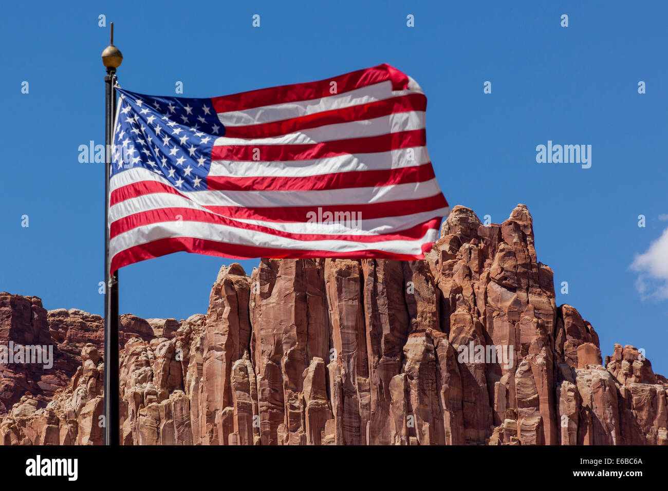 USA, Utah, Torrey, Capitol Reef National Park, US-Flagge mit Felsformationen aus Sandstein. Stockfoto