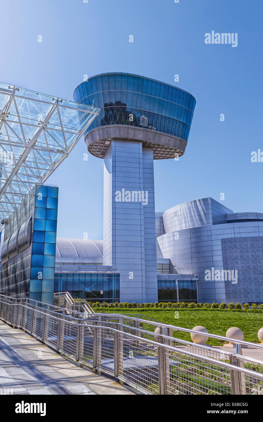 USA, Virginia, Chantilly. Der Aussichtsturm von Donald D. Engen Udvar-Hazy Center Stockfoto