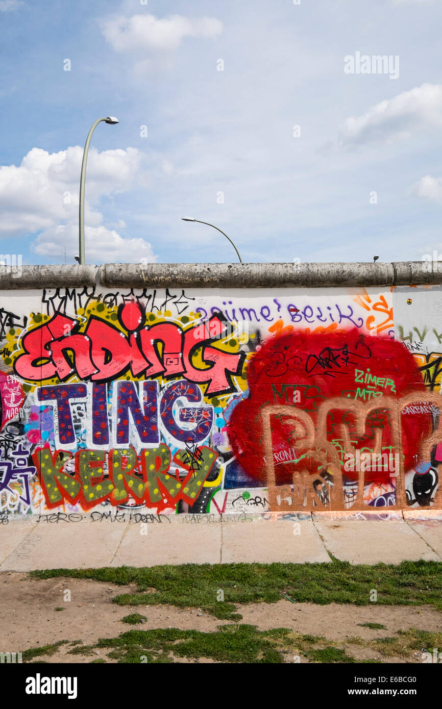Graffiti auf ursprünglichen Abschnitt der Berliner Mauer in der East Side Gallery in Friedrichshain in Berlin Deutschland Stockfoto