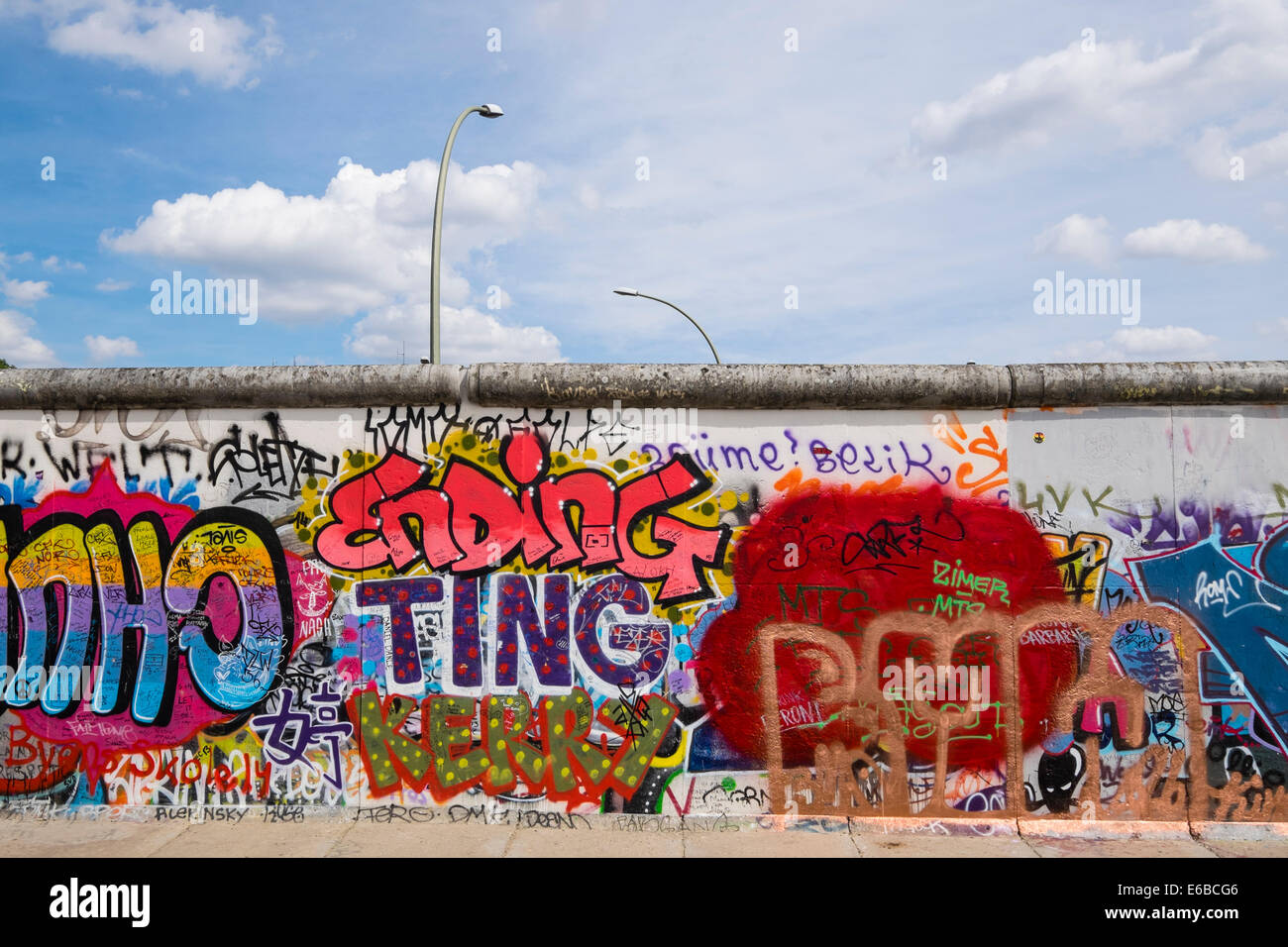 Graffiti auf ursprünglichen Abschnitt der Berliner Mauer in der East Side Gallery in Friedrichshain in Berlin Deutschland Stockfoto