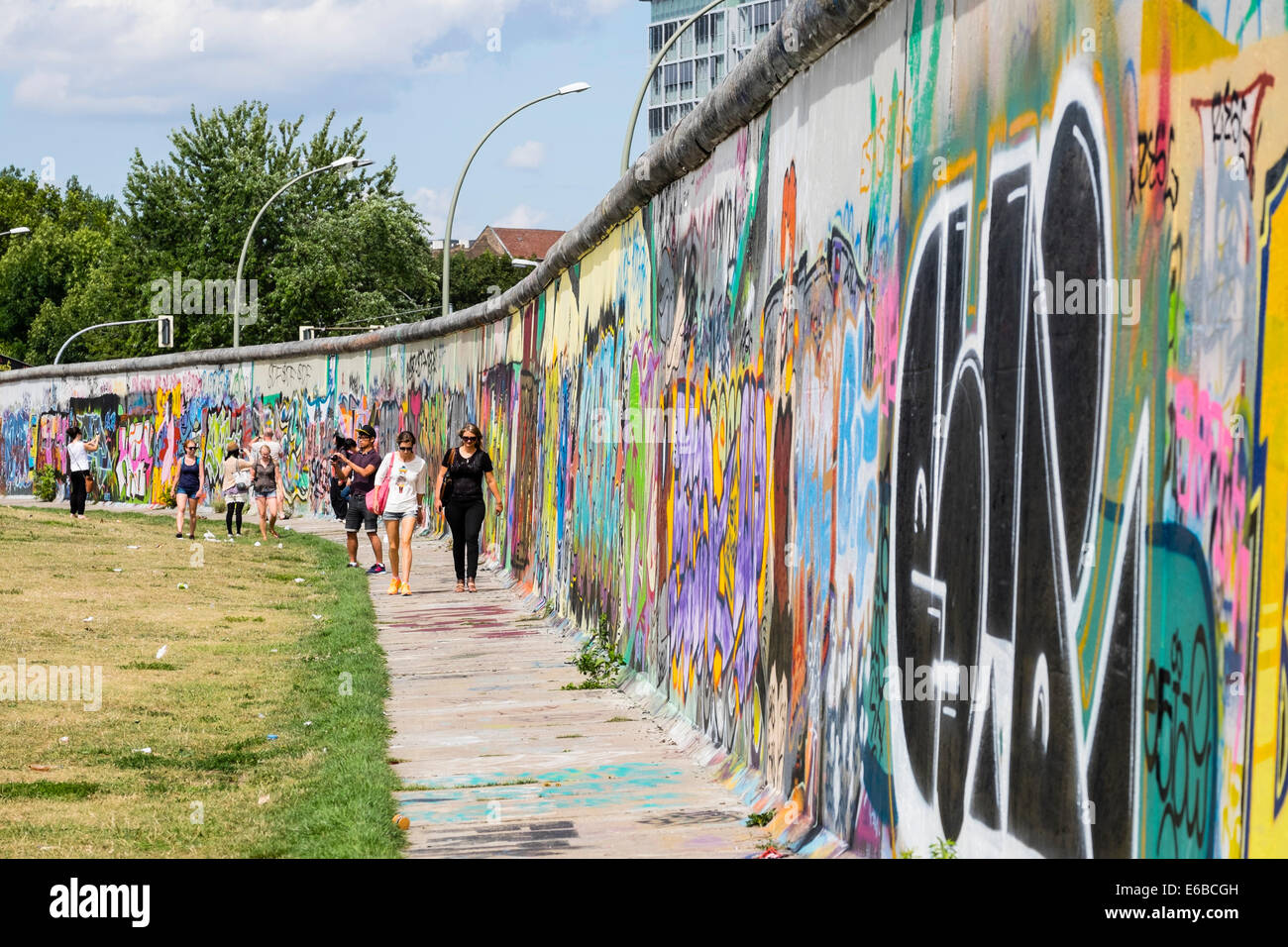 Graffiti auf ursprünglichen Abschnitt der Berliner Mauer in der East Side Gallery in Friedrichshain in Berlin Deutschland Stockfoto