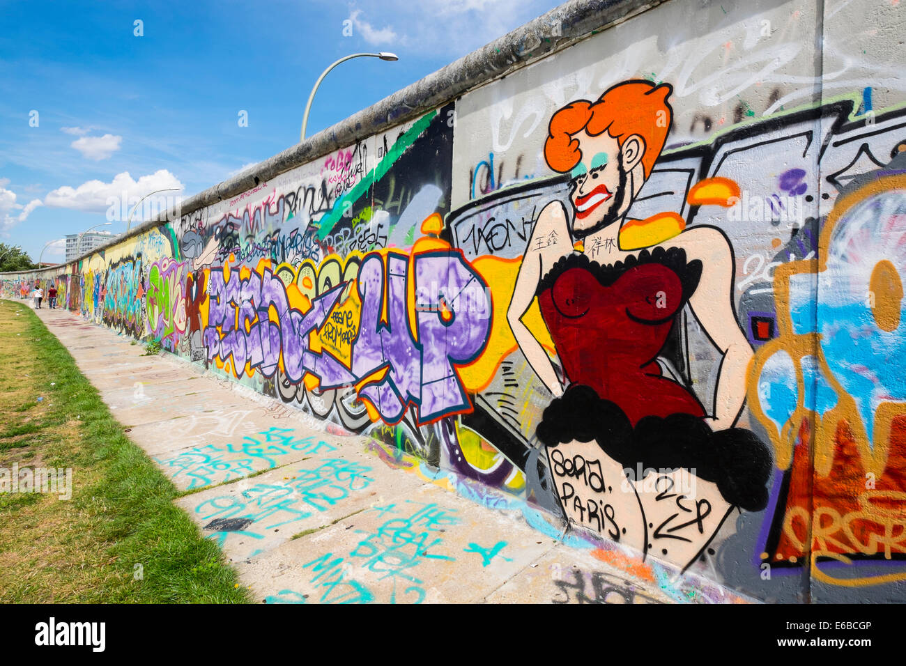 Graffiti auf ursprünglichen Abschnitt der Berliner Mauer in der East Side Gallery in Friedrichshain in Berlin Deutschland Stockfoto