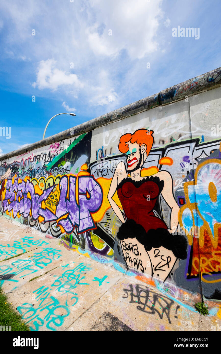 Graffiti auf ursprünglichen Abschnitt der Berliner Mauer in der East Side Gallery in Friedrichshain in Berlin Deutschland Stockfoto