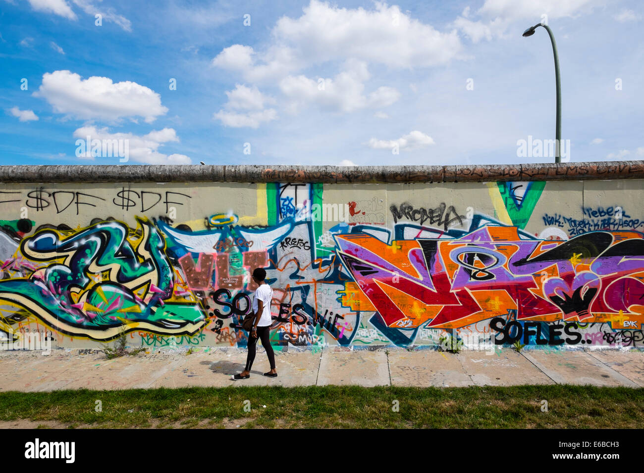 Graffiti auf ursprünglichen Abschnitt der Berliner Mauer in der East Side Gallery in Friedrichshain in Berlin Deutschland Stockfoto