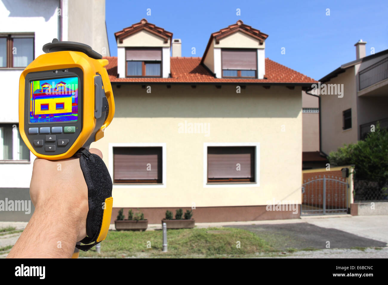 Aufnahme Wärmeverluste am Haus mit Infrarot Wärmebildkamera Stockfoto