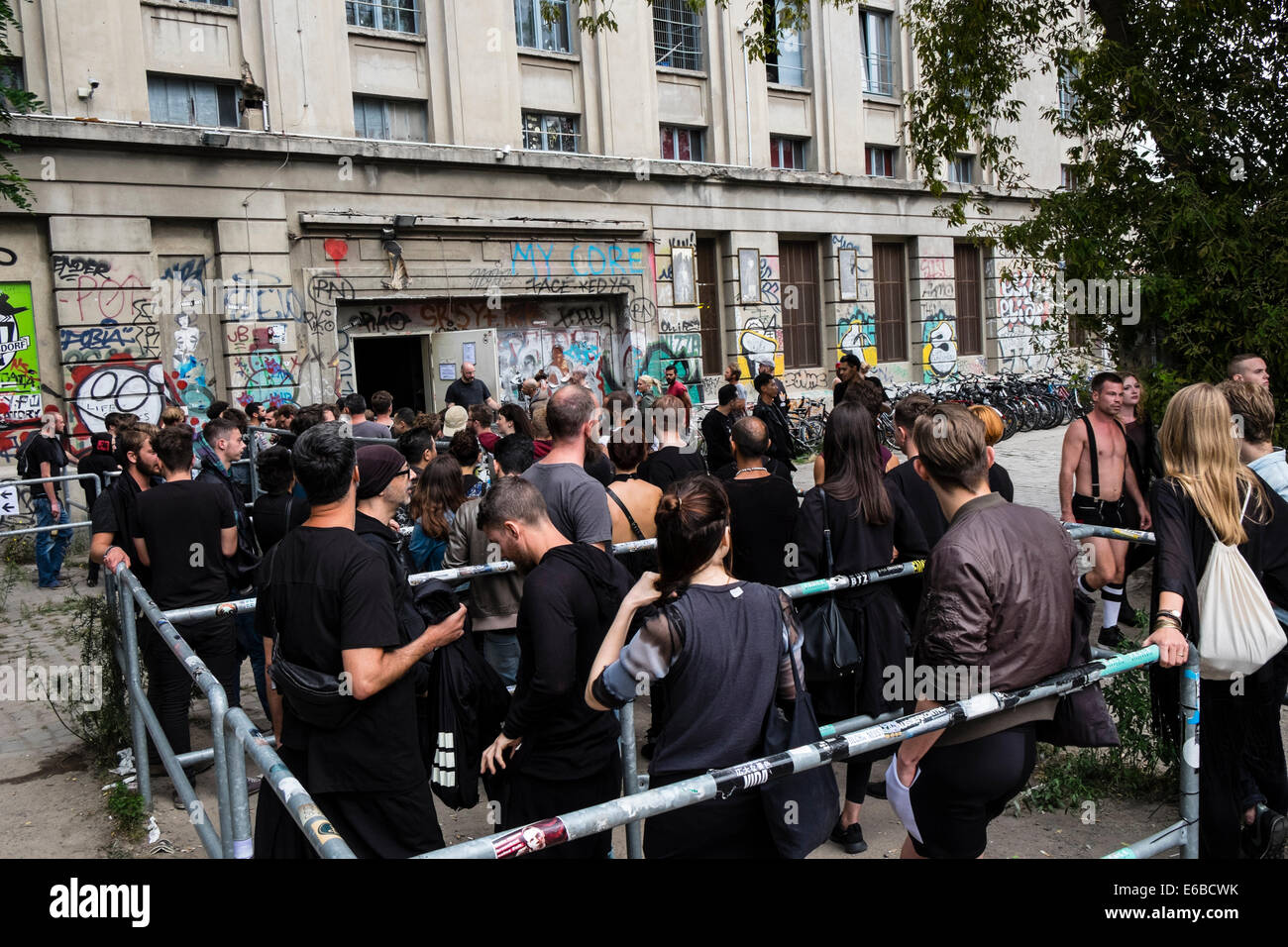 Clubber queuing außerhalb Berghain an einem Sonntag
