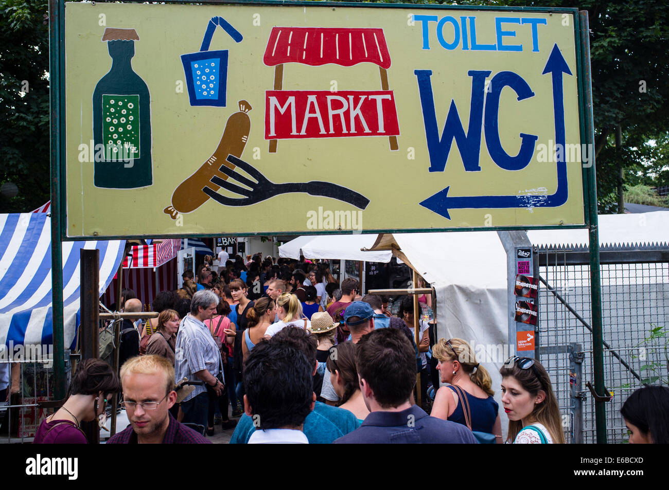 Wochenende-Flohmarkt am am Mauerpark in Prenzlauer Berg in Berlin Deutschland Stockfoto