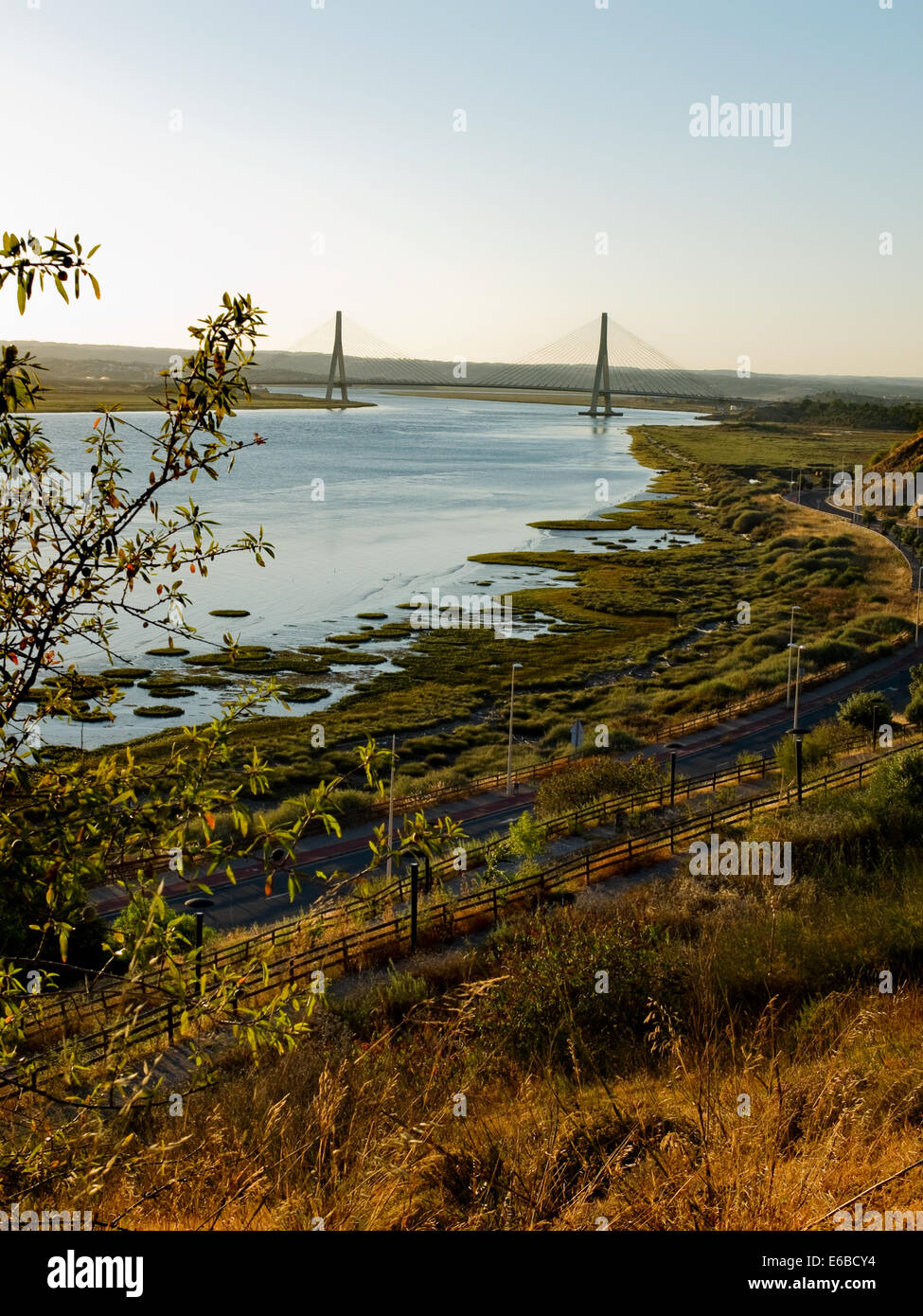 Puente Internacional del Guadiana, Brücke über den Fluss Guadiana in Ayamonte, Huelva.  Andalusien, Spanien Stockfoto