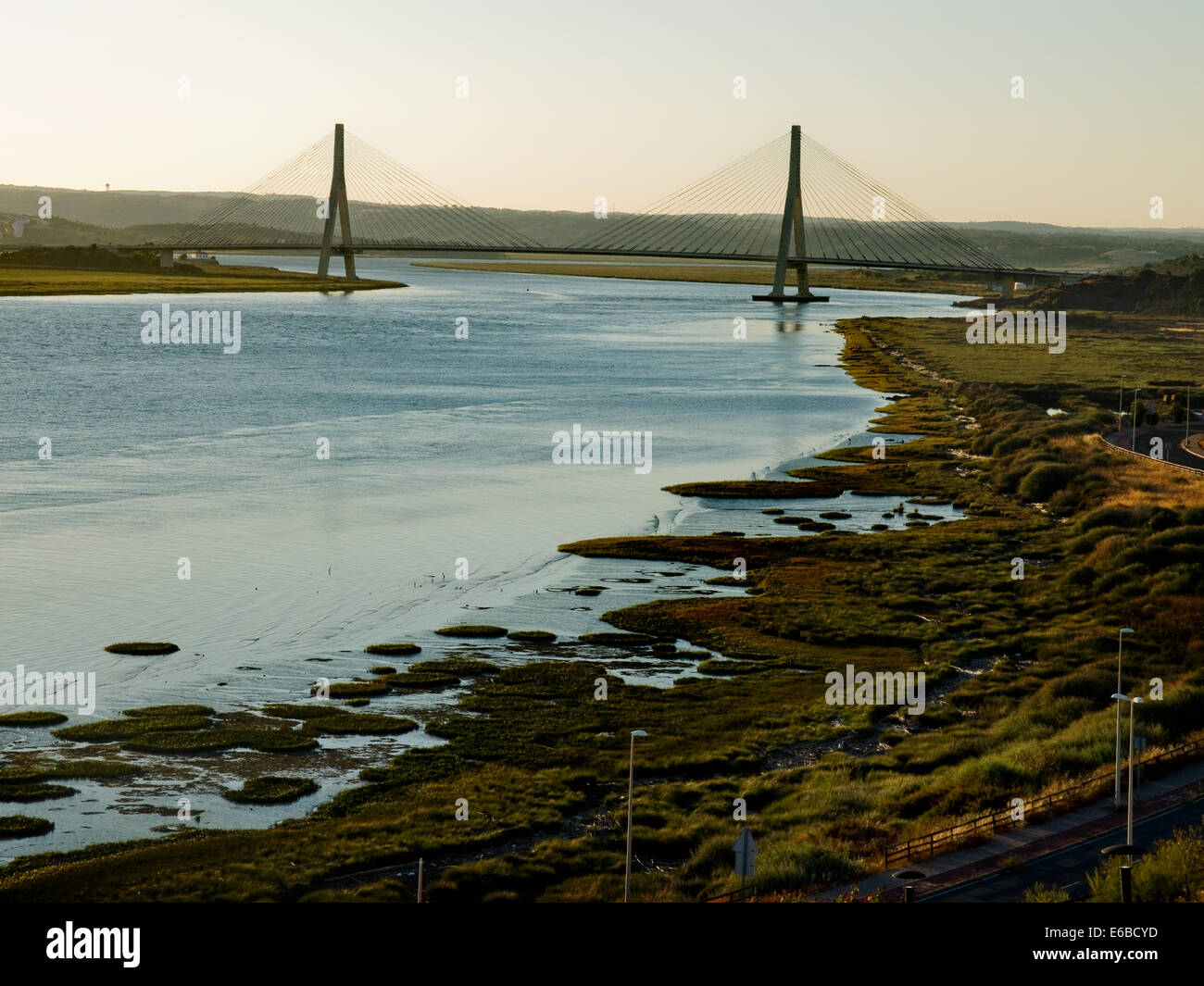 Puente Internacional del Guadiana, Brücke über den Fluss Guadiana in Ayamonte, Huelva.  Andalusien, Spanien Stockfoto
