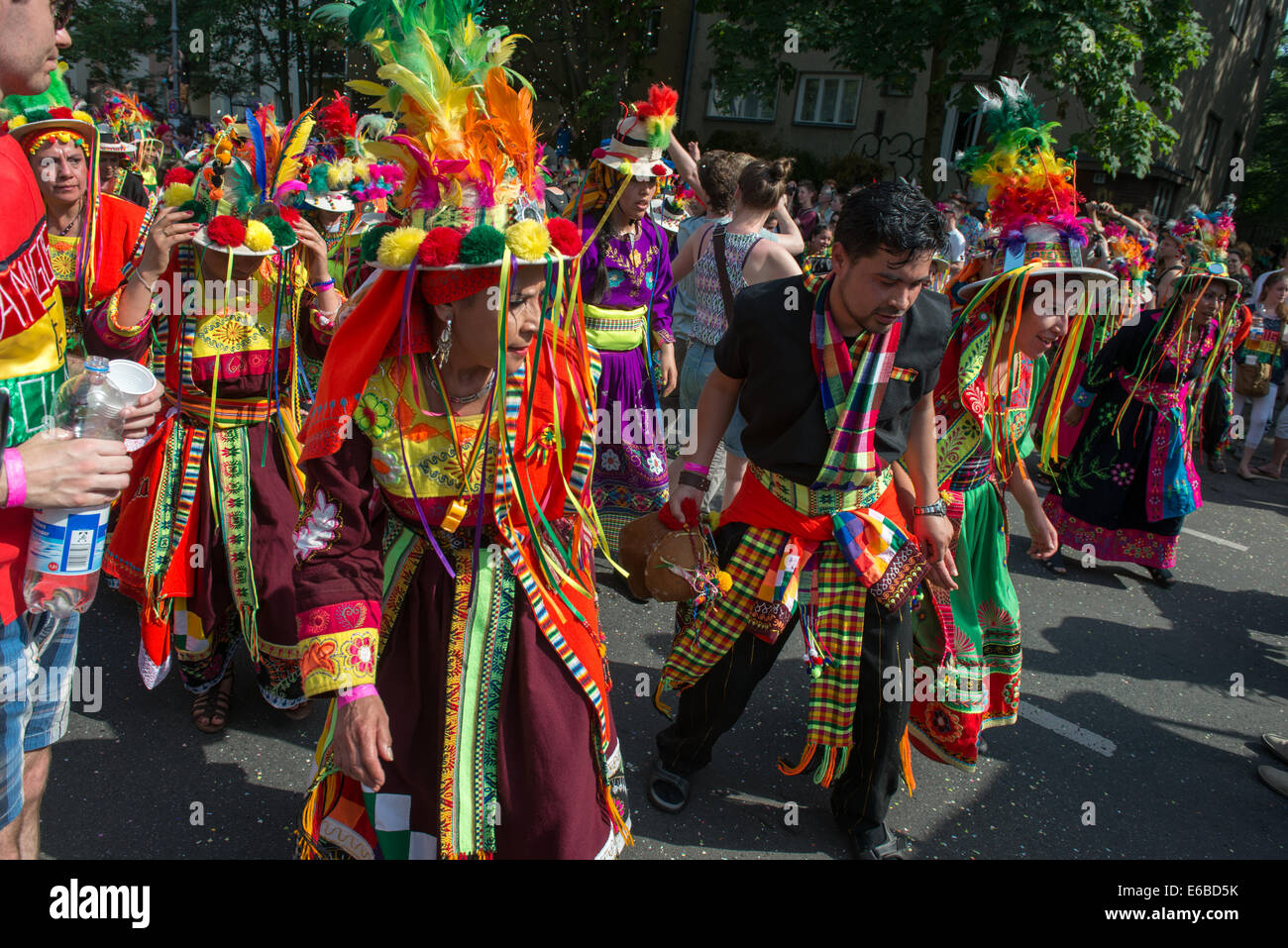 Teilnehmer am Karneval der Kulturen (Karneval der Kulturen), eines der wichtigsten städtischen Festivals in Berlin Stockfoto
