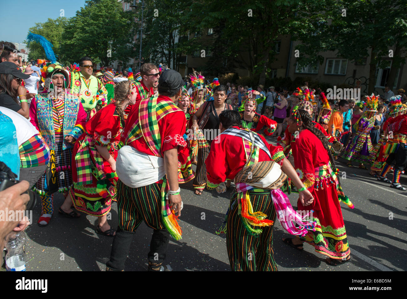 Teilnehmer am Karneval der Kulturen (Karneval der Kulturen), eines der wichtigsten städtischen Festivals in Berlin Stockfoto