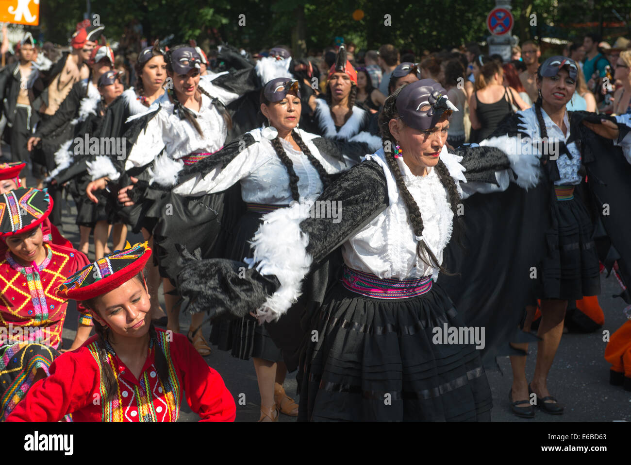 Teilnehmer am Karneval der Kulturen (Karneval der Kulturen), eines der wichtigsten städtischen Festivals in Berlin Stockfoto