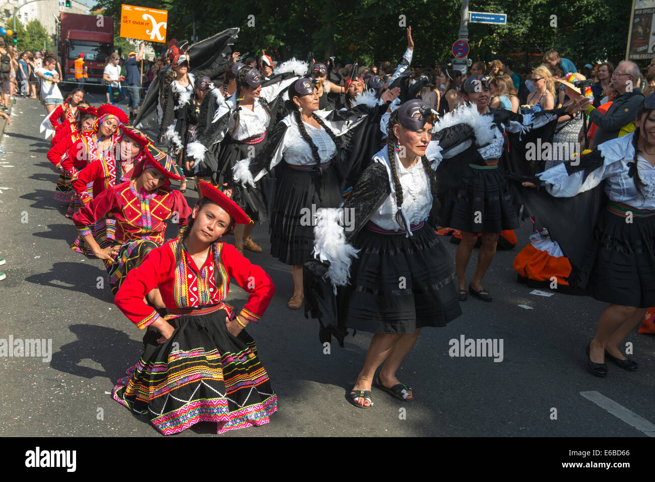 Teilnehmer am Karneval der Kulturen (Karneval der Kulturen), eines der wichtigsten städtischen Festivals in Berlin Stockfoto