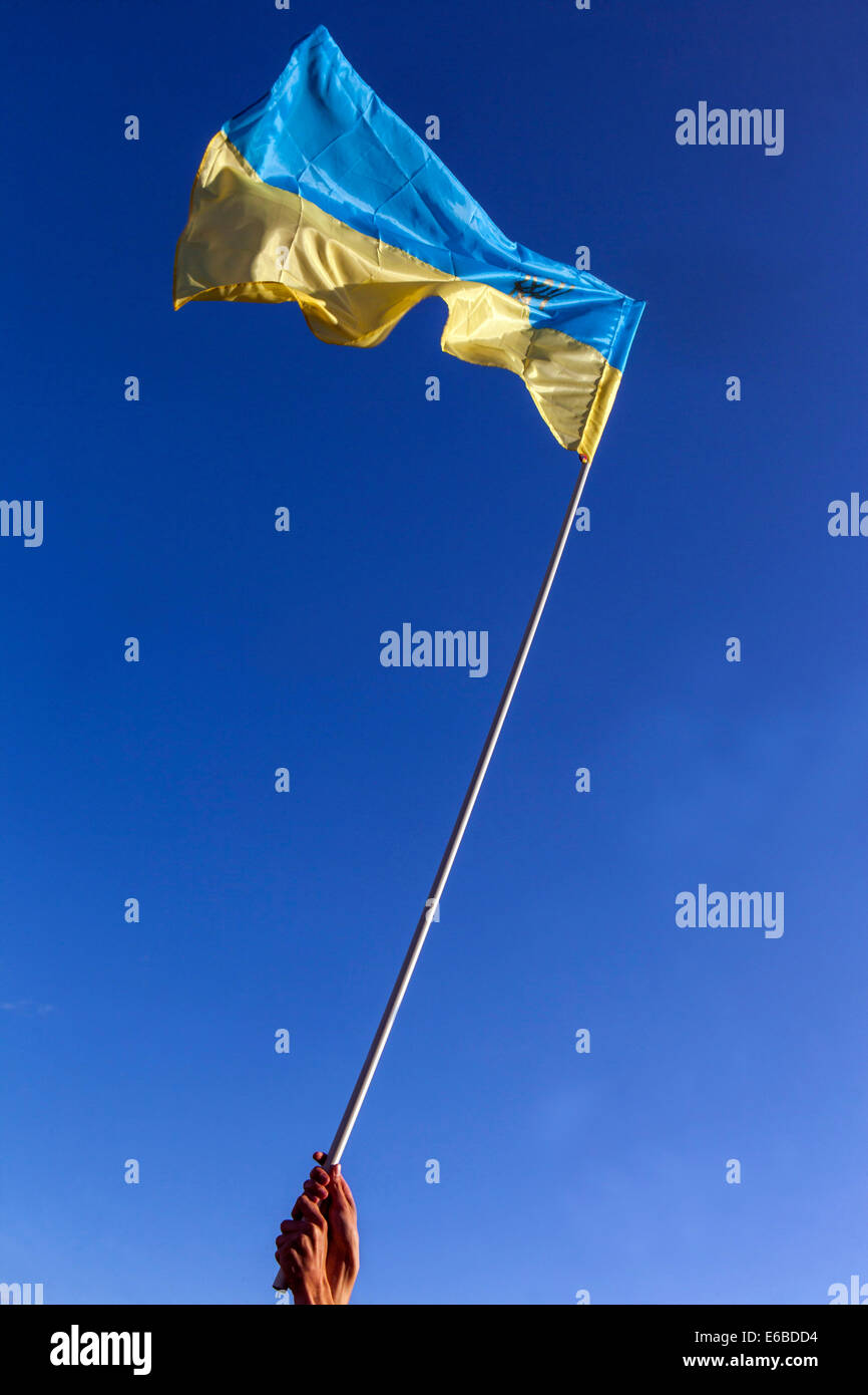Ukrainische Flagge im Wind wogenden mit einem Dreizack, ein nationales Symbol der Ukraine Stockfoto