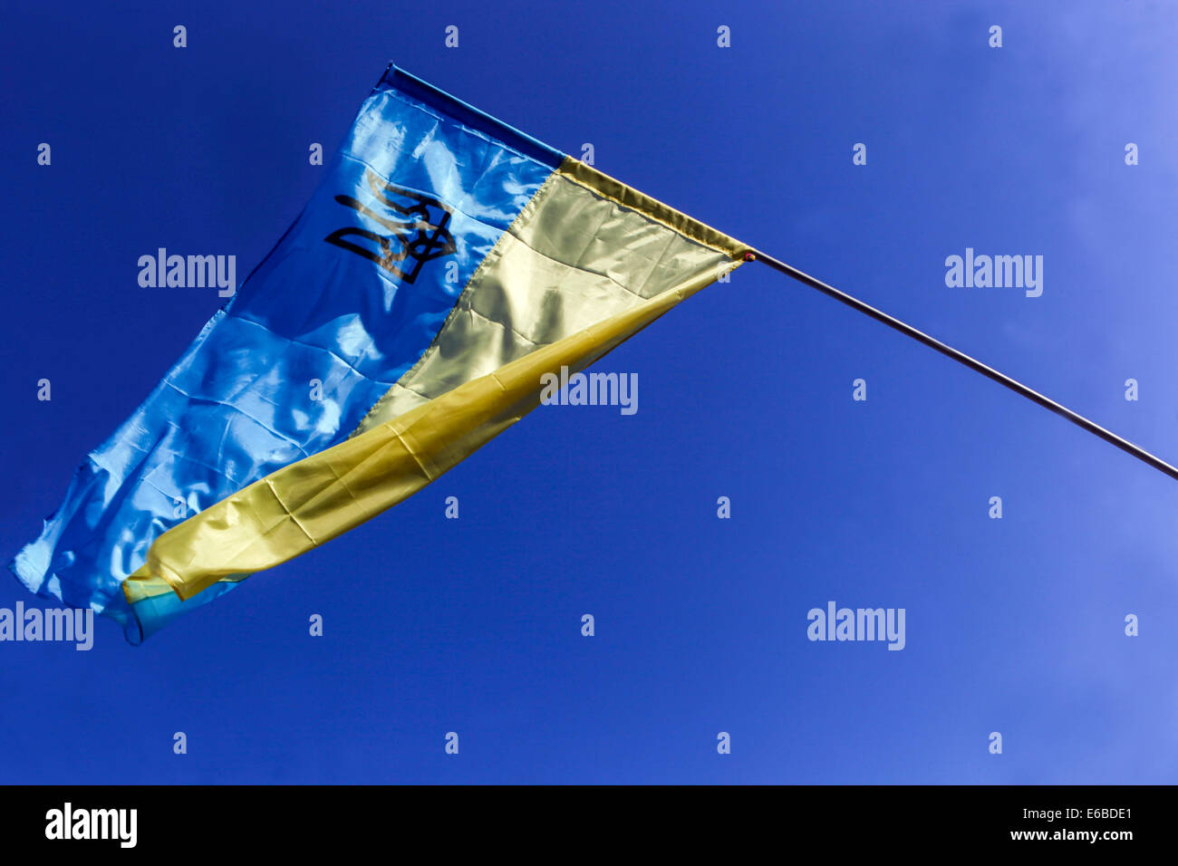 Ukrainische Flagge, die im Wind weht, mit einer dreizackig ukrainischen Flagge Stockfoto