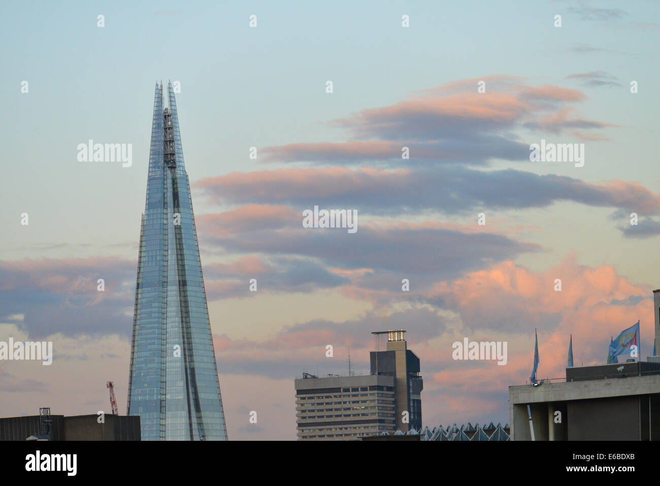 Embankment, London, UK. 19. August 2014.  Wolken hinter The Shard wie die Sonne beginnt in London gesetzt. Bildnachweis: Matthew Chattle/Alamy Live-Nachrichten Stockfoto