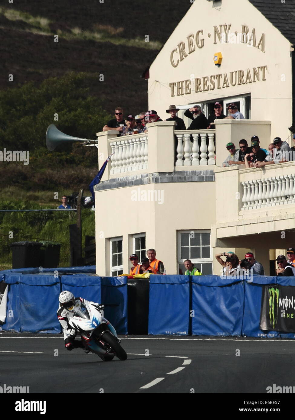 John McGuiness das Mugen Elektro Motorrad bei Creg-ny Baa während des Trainings für die Isle Of Man TT 2014. Stockfoto