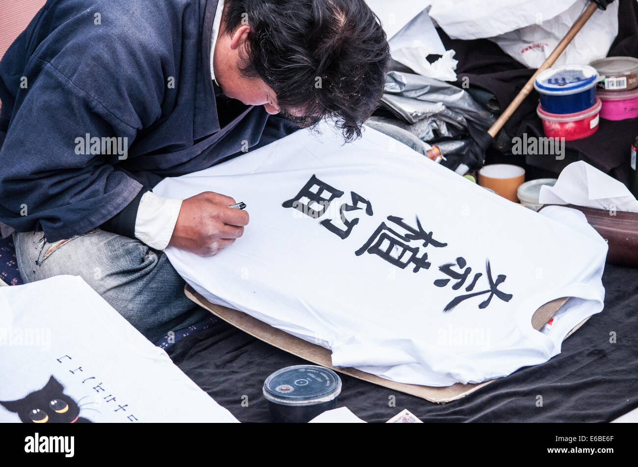 Japanisch schreiben auf Hemd Stockfoto