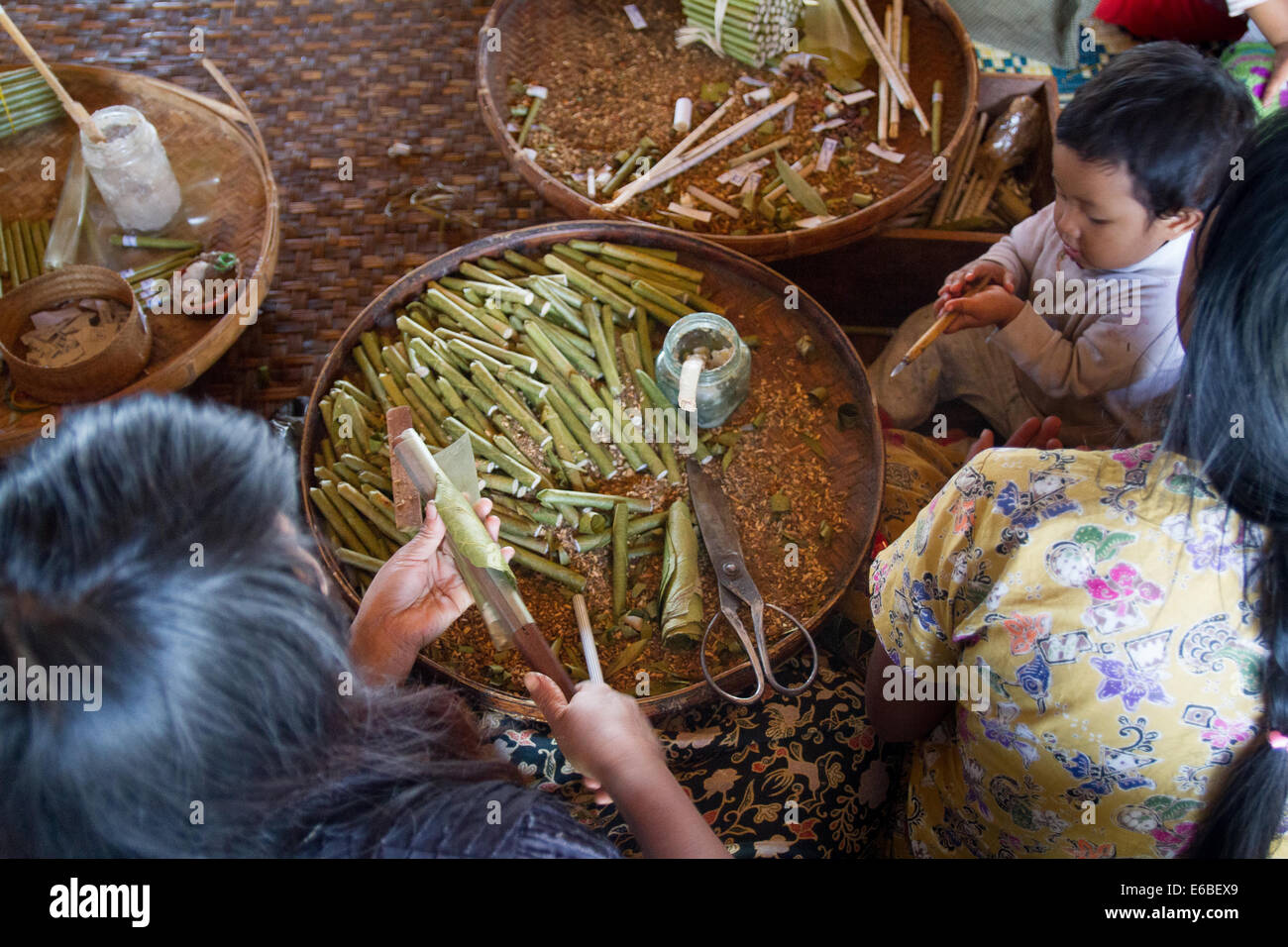 Frauen machen Cheroot werkseitig mit Kind in der Nähe, Inle-See, Shan State in Myanmar. Foto © Nil Sprague Stockfoto