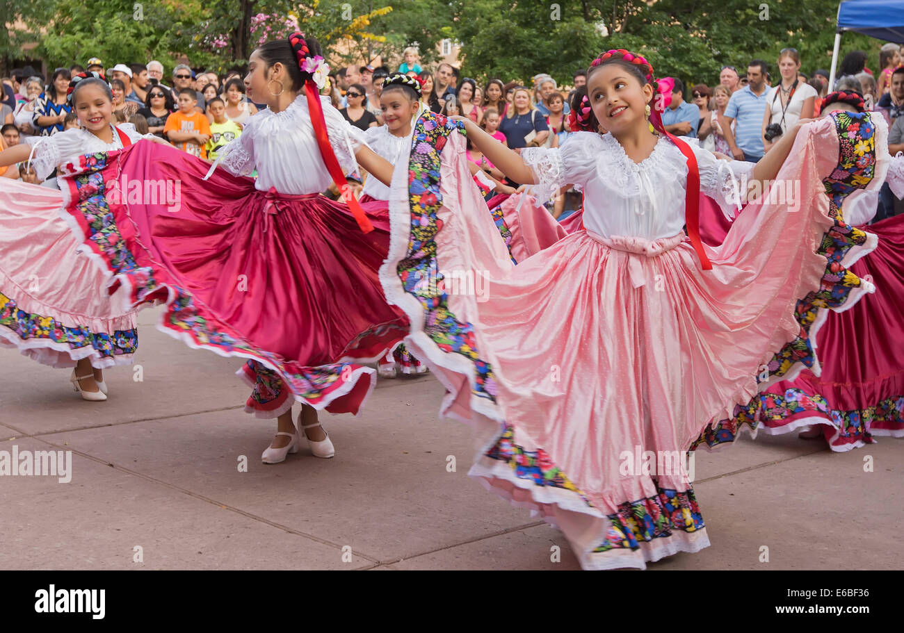 Hispanische folkloristische Tanzgruppe Durchführung in Santa Fe, New Mexico, während Bandstand 2014, eine Feier mit Musik und Tanz. Stockfoto