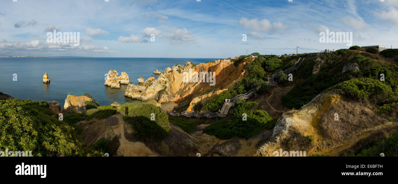 Am berühmten Camilo Beach in Lagos, Algarve. Portugal (Panoramabild) Stockfoto