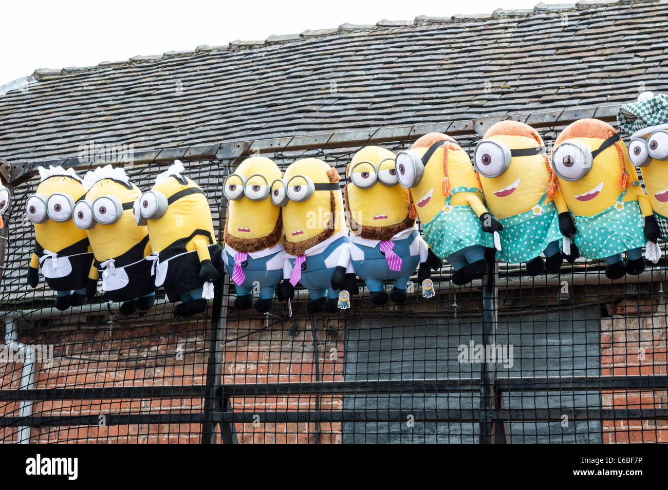 Zeile der Minion Stofftier Preise bei einem Stall in Alton Towers Themenpark Stockfoto