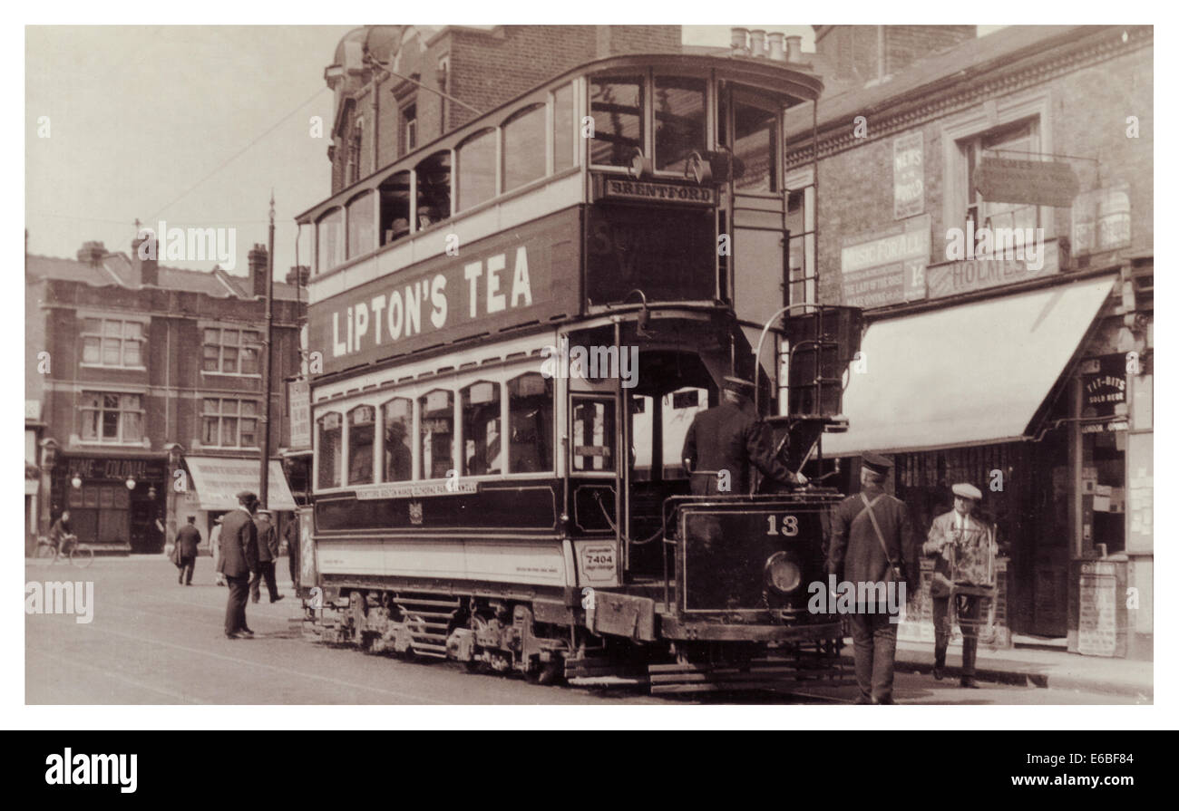 Historische Straßenbahn mit Liptons Tea Seite Bannerwerbung in UK High Street Stockfoto