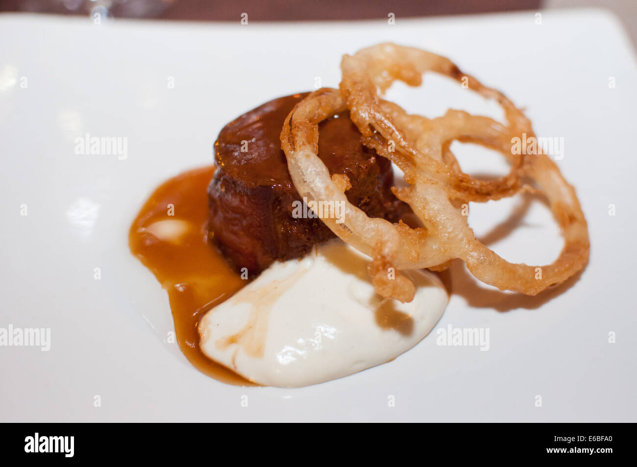 Rinderfilet mit Zwiebelringen Stockfoto